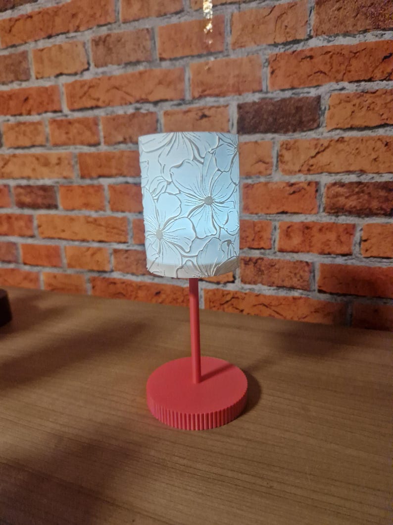 3D-Druck LED Tischleuchte mit Blumen Rel…